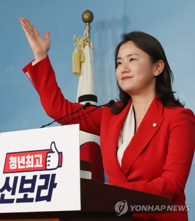 자유한국당 신보라 의원이 10일 국회 정론관에서 청년최고위원 출마를 선언하고 있다./연합뉴스