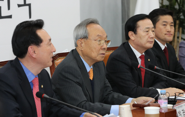 박관용 자유한국당 선거관리위원장이 지난 8일 오후 국회에서 열린 선관위 회의가 끝난 후 기자들에게 회의 결과를 발표하고 있다. 당 선관위는 이날 회의에서 당 대표를 포함한 지도부 선출을 위한 2·27 전당대회를 일정 변경 없이 개최키로 결정했다./연합뉴스