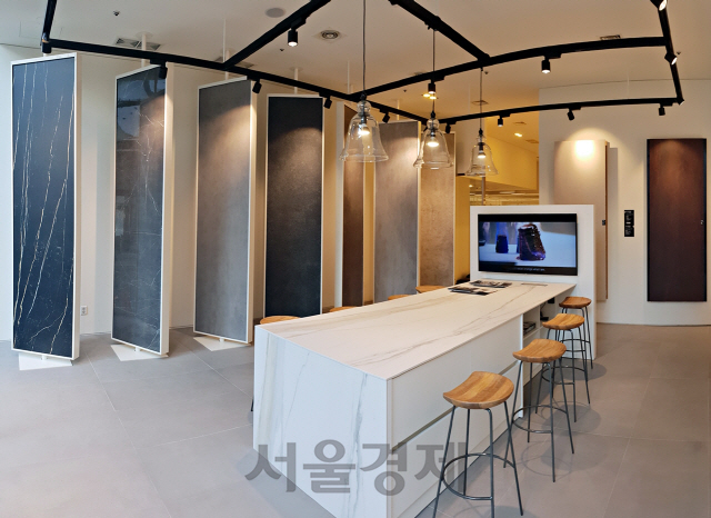 서울 도곡동 현대 리바트 키친 쇼룸 전경. 플로림 세라믹 타일을 활용한 제품이 전시돼있다./사진제공=현대리바트