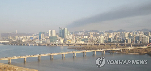 11일 오전 경기도 고양시 일산동구 성석동의 한 폐기물 재활용시설에서 불이 나 검은 연기가 인접한 서울지역에서도 보이고 있다./연합뉴스