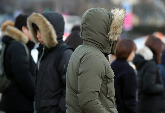 11일은 중국 중부지방에서 동진하는 고기압의 영향으로 전국이 대체로 맑겠다. 한파 특보가 발효 중인 강원 영서 북부는 -12도 이하로 아침 기온이 떨어지는는 곳이 있겠고, 그 밖의 중부 내륙도 -10도 안팎까지 수은주가 내려가는  곳이 있겠다./연합뉴스