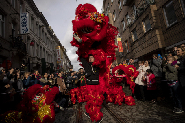9일(현지시간) 벨기에 안트베르에서 공연 예술가들이 중국 전통 사자춤을 추고 있다. /안트베르=AP연합뉴스