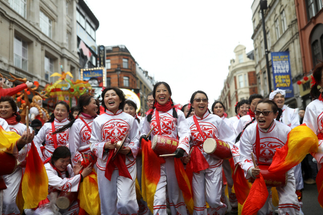 10일(현지시간) 영국 런던에서 춘제를 맞이해 중국인들이 축하 퍼레이드를 벌이고 있다. /런던=로이터연합뉴스
