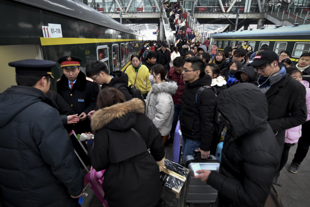 10일 중국 안후이성 푸양시에 있는 지하철에서 여행객들이 열차에 오르고 있다. /푸양=AP연합뉴스