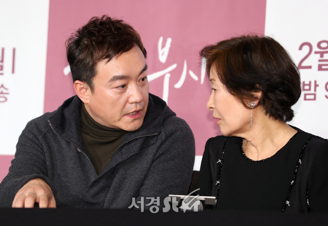 배우 김혜자, 김석윤감독이 11일 오후 서울 영등포구 여의도 콘래드호텔에서 열린 JTBC 새 월화드라마 ‘눈이 부시게’(연출 김석윤) 제작발표회에 참석하고 있다.