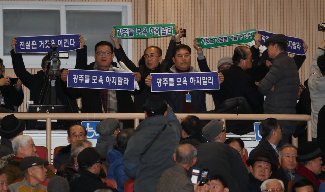 지난 8일 오후 국회 의원회관에서 열린 5.18 진상규명 대국민 공청회에서 지만원씨가 5.18 북한군 개입 여부와 관련해 발표를 하려 하자 5.18 관련 단체 관계자들이 항의하고 있다./연합뉴스
