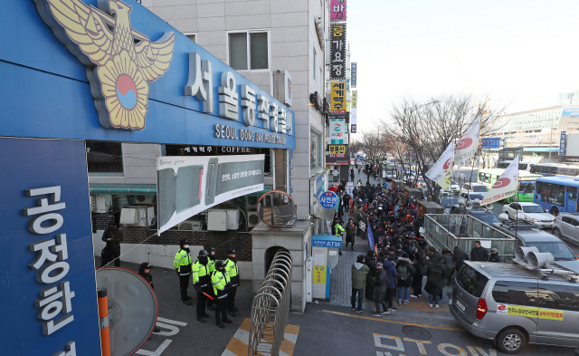 '편파수사 중단'…구 노량진 수산시장 상인들 경찰서 앞 시위