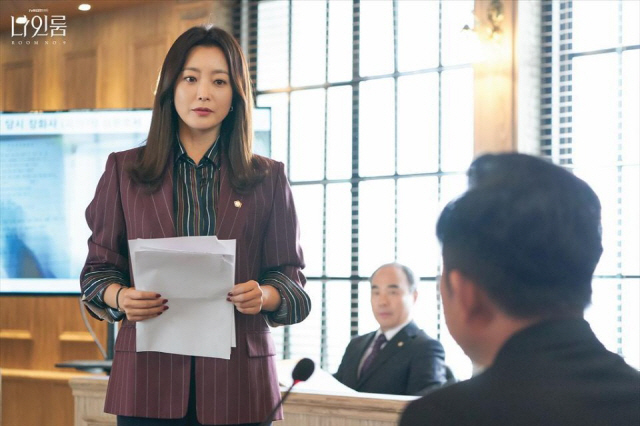 tvN 드라마 ‘나인룸’에서 을지해이(김희선 분) 변호사가 재판정에서 참고인 심문을 하고 있다. / 사진제공=tvN