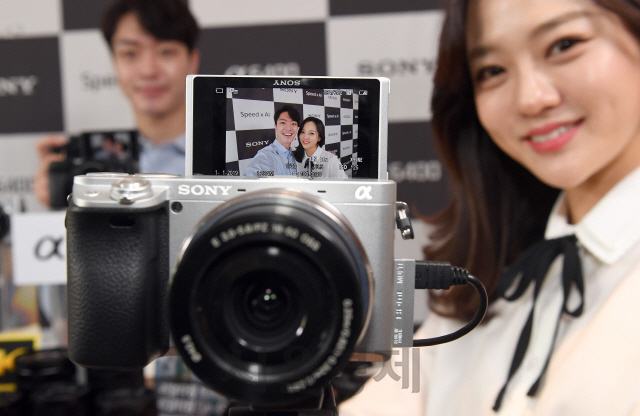 11일 서울 한 호텔에서 모델들이 소니코리아가 출시한 APS-C 미러리스 카메라 'a6400'을 선보이고 있다. 'a6400'은 0.02초의 AF 속도를 자랑하며 초당 11컷 연사의 고속촬영이 가능하다./이호재기자.
