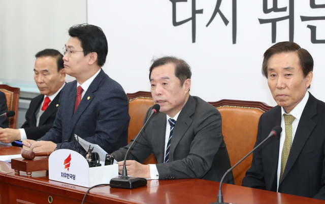 김병준 자유한국당 비대위원장(오른쪽 두번째)이 11일 국회에서 열린 비상대책위원회 회의에서 발언하고 있다./연합뉴스