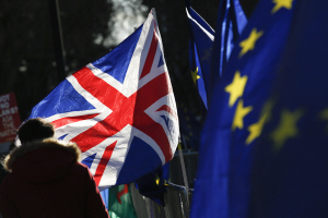 영국 국기(왼쪽)와 유럽연합(EU) 국기가 펄럭이고 있다. /블룸버그