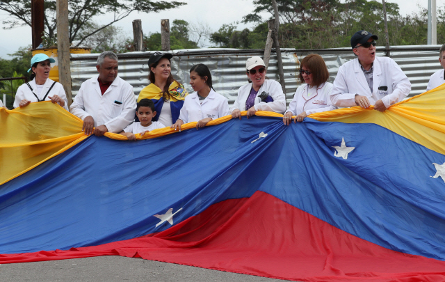 베네수엘라 의사들이 10일(현지시간) 콜롬비아-베네수엘라 국경을 잇는 티엔디타스 다리 입구에서 니콜라스 마두로 정권에 인도적 원조를 받아들이라고 촉구하는 시위를 벌이고 있다. /쿠쿠타=EPA연합뉴스