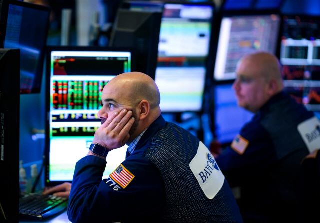 Traders and financial professionals work ahead of the closing bell on the floor of the New York Stock Exchange (NYSE) on January 29, 2019 in New York City. - Shares of large tech companies tumbled Tuesday ahead of big earnings announcements from the sector as US stocks finished a choppy session mostly lower. The tech-rich Nasdaq Composite Index finished 0.8 percent lower at 7,028.29. The Dow Jones Industrial climbed 0.2 percent to 24,579.96, while the broad-based S&P 500 shed 0.2 percent to 2,640.00. (Photo by Johannes EISELE / AFP)      <저작권자(c) 연합뉴스, 무단 전재-재배포 금지>