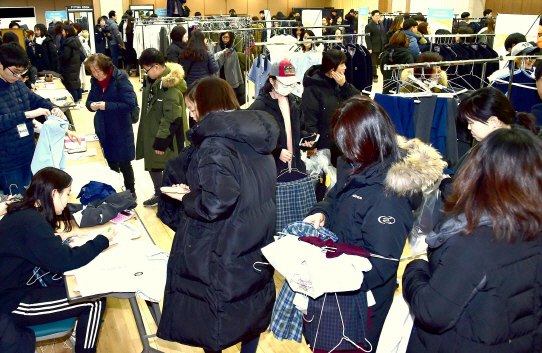 서울 서대문구 주최로 지난해 2월 열린 교복 나눔장터에서 학생들이 교복을 저렴한 가격에 구입하고 있다. /사진제공=서대문구