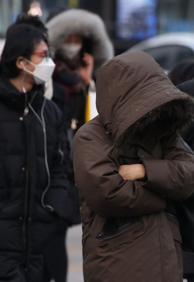 화요일인 12일 추위와 미세먼지가 함께 찾아왔다. /연합뉴스