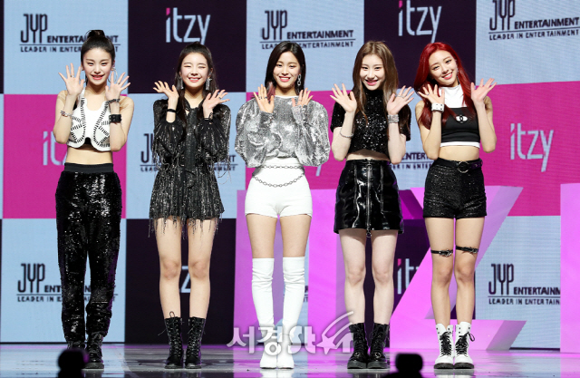 ITZY 멤버 예지, 리아, 류진, 채령, 유나가 12일 오후 서울 한남동 블루스퀘어에서 열린 ITZY 데뷔 디지털 싱글 앨범 ’IT‘z Different(있지 디퍼런트)’ 발매 쇼케이스에 참석해 포즈를 취하고 있다.