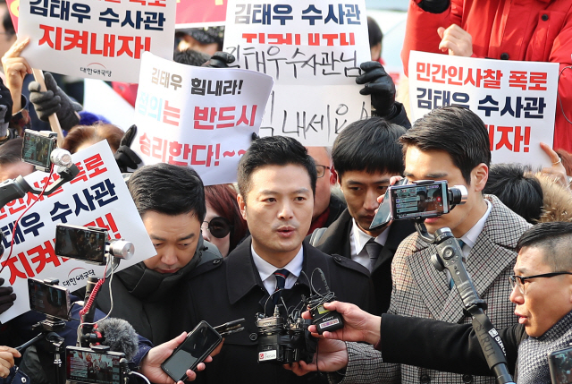 김태우 전 검찰 수사관이 청와대가 고발한 사건의 조사를 받기 위해 12일 수원지검으로 출석하며 취재진 질문에 답하고 있다. /연합뉴스