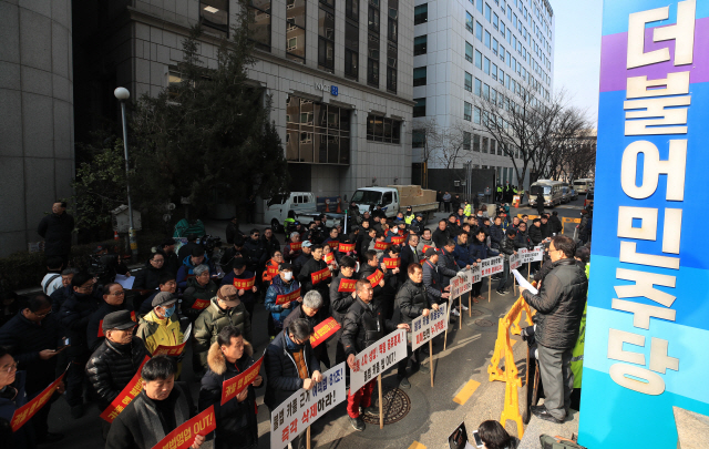 12일 오전 서울 영등포구 여의도 더불어민주당사 앞에서 택시업계 비상대책위원회 소속 기사들이 카풀 저지 집회를 하고 있다./ 연합뉴스