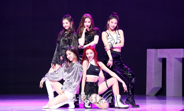 ITZY 멤버 예지, 리아, 류진, 채령, 유나가 12일 오후 서울 한남동 블루스퀘어에서 열린 ITZY 데뷔 디지털 싱글 앨범 ’IT‘z Different(있지 디퍼런트)’ 발매 쇼케이스에 참석해 화려한 무대를 선보이고 있다.