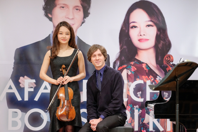 바이올리니스트 김봄소리(왼쪽)와 폴란드 피아니스트 라파우 블레하츠가 12일 서울 종로구 문호아트홀에서 열린 간담회에서 포즈를 취하고 있다.