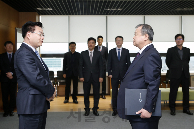 황규석(오른쪽) 신임 농진청 차장이 12일 김경규(왼쪽) 농진청장으로부터 임명장을 받고 환담을 나누고 있다. /사진제공=농진청