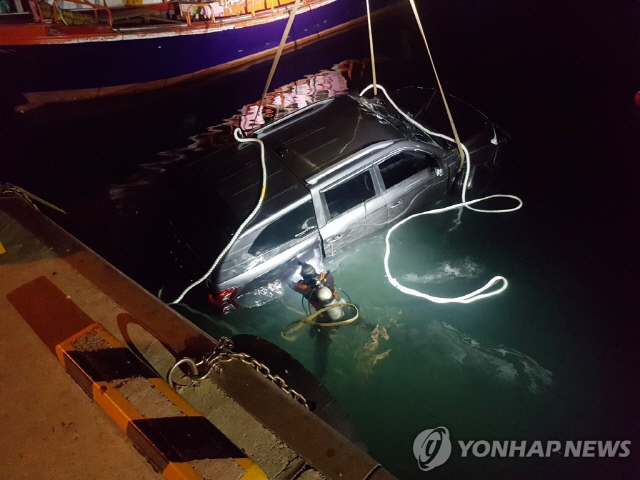 제주 서귀포 선착장 인근서 승용차 바다로 추락…1명 사망