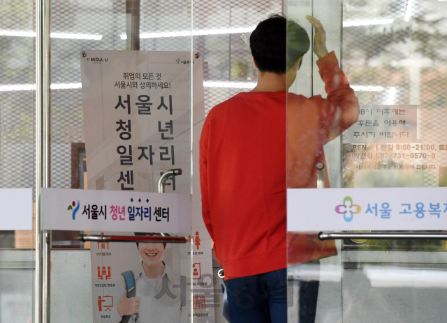 한 구직자가 서울 중구에 위치한 서울시청년일자리센터로 들어가고 있다. 통계청은 다음주 지난해 연간 취업자 증가 규모와 가계대출 증가액을 발표한다고 밝혔다. /권욱기자