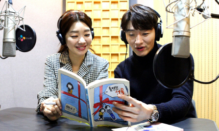 CJ ENM 오쇼핑부문의 김성은(왼쪽), 서경환 쇼호스트가 시각장애아동을 위한 도서 낭독 봉사에 참여하고 있다.     /사진제공=CJ ENM