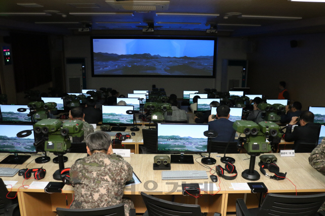 육군포병학교에서 지난 12일 실시한 합동화력시뮬레이터 전력화행사에서 관계자들이 시뮬레이터시현을 참관하고 있다/사진 =방위사업청 제공