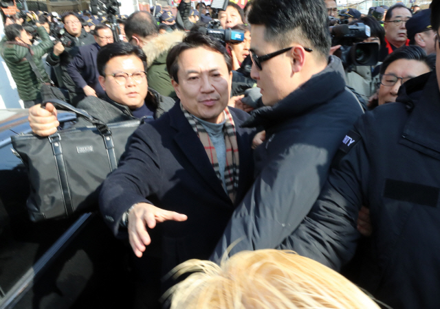 檢, '5·18 모독' 한국당 의원·지만원 고발사건 검토 돌입