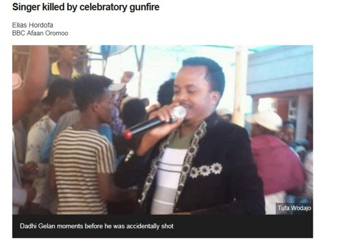 영국 BBC방송은 12일(현지시간) 에티오피아 오로미아주 소도시 아슈페에 있는 한 호텔의 개장행사에서 남자 가수 다디 겔란이 공연을 하다가 유탄에 맞아 사망했다고 보도했다. 사진은 에티오피아에서 축하공연 중 유탄에 맞아 숨진 가수 다디 게란/영국 BBC방송 홈페이지 캡처=연합뉴스