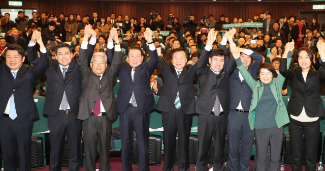 13일 국회도서관에서 열린 바른미래당 창당 1주년 기념식에서 손학규 대표 등 참석자들이 도약을 다짐하며 손을 맞잡고 있다. /연합뉴스