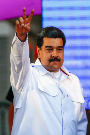 니콜라스 마두로 베네수엘라 대통령이 12일(현지시간) 카라카스 볼리바르 광장에서 열린 ‘청년의 날’ 행사에서 지지자를 향해 손가락으로 ‘브이(V)’를 그리고 있다. /카라카스=AFP연합뉴스