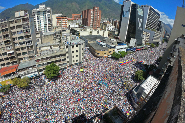 거리 가득 메운 베네수엘라 반정부 집회