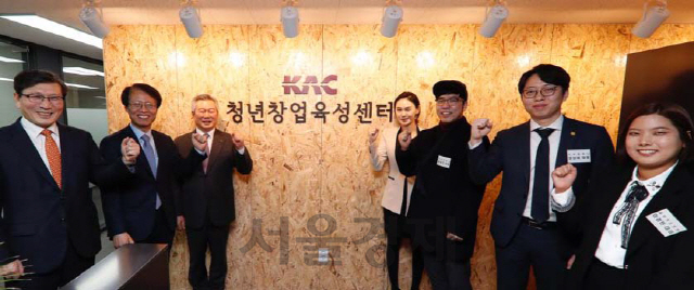 13일 김포공항 항공지원센터에서 열린 KAC 청년창업육성센터 개소식에 참석자들이 미래의 성공을 응원하며 화이팅을 외치고 있다. 왼쪽으로부터 이강웅 항공대 총장, 권용복 국토부 항공정책실장, 손창완 한국공항공사 사장, 최고야 고야앤코 대표, 윤승진 만나컴퍼니 대표, 정성대 리셋컴퍼니 대표, 이경민 일루직소프트 대표./사진제공 =한국공항공사