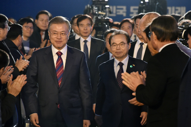 문재인 대통령이 오거돈 부산시장과 함께 13일 오후 부산 사상공단 내 대경PNC에서 열린 ‘대한민국 도시 미래, 부산 대개조 비전 선포식’에 입장하고 있다./사진제공=부산시