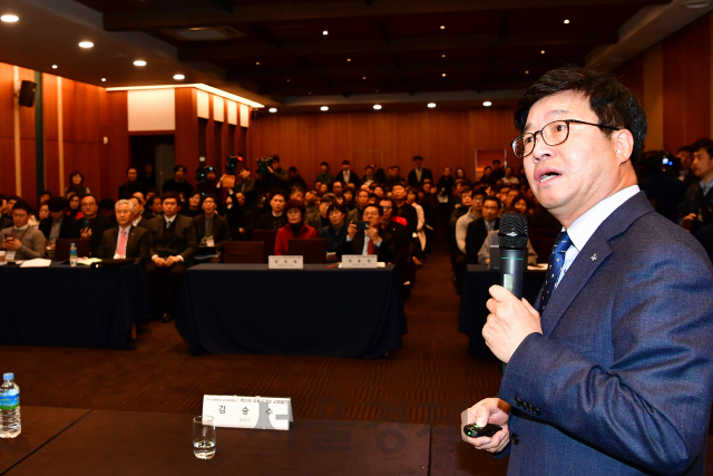 염태영 수원시장이 ‘대한민국 국가비전회의Ⅱ’ 특별세션에서 특례시 도입의 필요성을 설명하고 있다. 사진제공=수원시