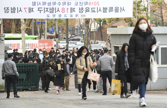 2019학년도 대학수학능력시험일인 지난해 11월 15일 수험생들이 시험장인 서울 강남구 개포고등학교로 들어서고 있다./권욱기자