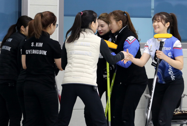 경북체육회 ‘팀 킴(왼쪽)’과 경기도청 선수들이 전국체전 결승전에 앞서 인사를 나누고 있다. /진천=연합뉴스