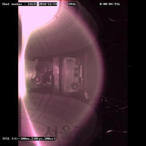 플라즈마 중심 이온온도 1억도 달성 시점의 KSTAR 내부 플라즈마 단면 영상. /사진제공=국가핵융합연구소