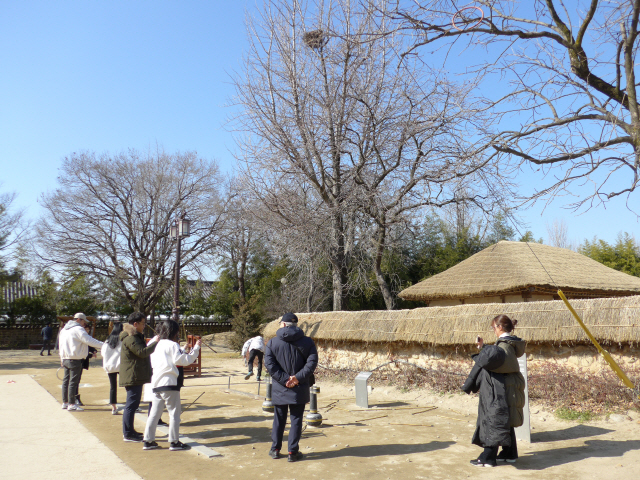 ‘광한루원’의 춘향관 인근에 마련된 민속 놀이터에서 방문객들이 즐거운 시간을 보내고 있다.
