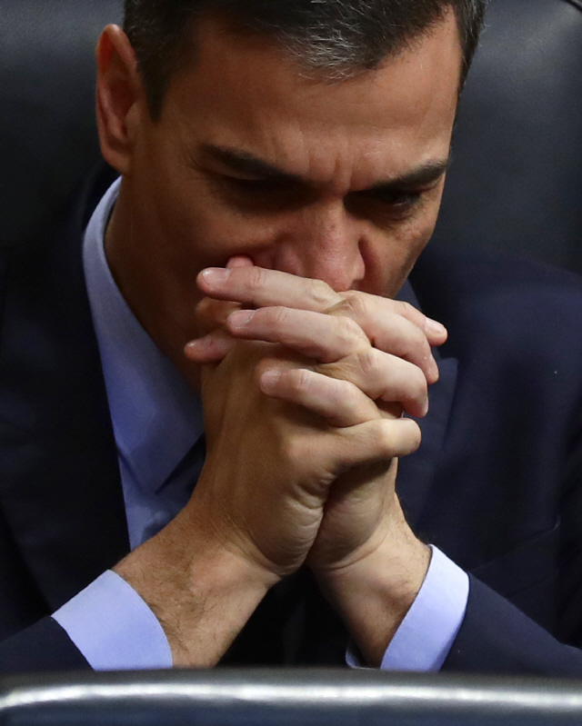 페드로 산체스 스페인 총리가 13일(현지시간) 의회에서 심각한 표정을 짓고 있다. /마드리드=AP연합뉴스