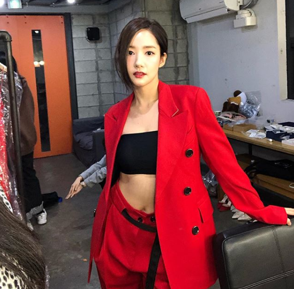 박민영 ‘섹시 도발’ 사진 공개! 아찔 노출 빨간 자켓 입고 “매력적인 표정 가득”