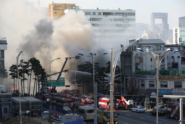14일 오후 화재가 발생한 서울 중구 을지로 4가 인근 철물점 밀집지역에서 소방대원들이 화재진압 작업을 벌이고 있다./연합뉴스