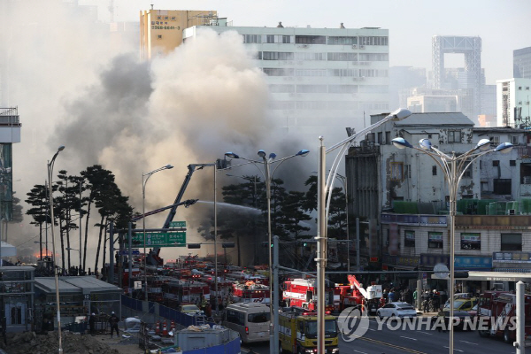 ‘을지로 화재’ 원인이? 2층에서 불, 실시간 네티즌 “지하철에서 탄내” “소방차 지나가”
