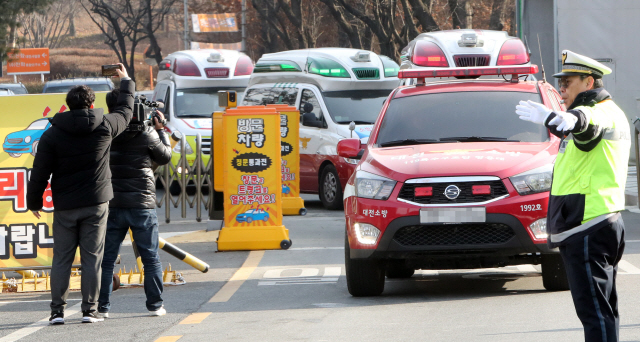 14일 오전 폭발사고가 발생해 사상자가 발생한 대전 유성구 한화 대전공장에서 119구급차량이 줄지어 나오고 있다./연합뉴스