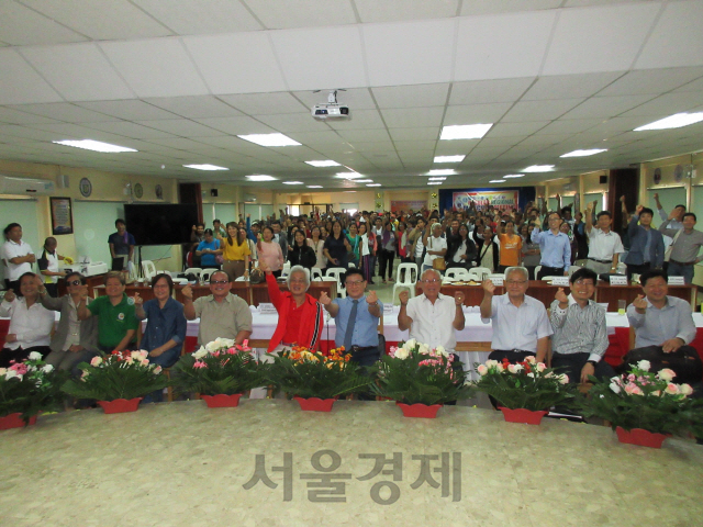 국립 한경대 주최로 12일 필리핀 퀴리노주에서 열린 런칭 워크숍에 참석한 인사들이 기념사진 촬영을 하고 있다. /사진제공=한경대