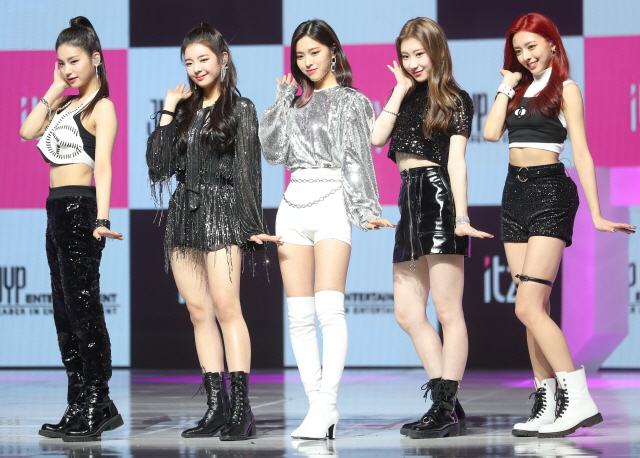 신인 걸그룹 있지(ITZY)가 12일 서울 용산구 한남동 블루스퀘어에서 열린 데뷔 디지털 싱글 ‘있지 디퍼런트(IT’z Different) 발매 쇼케이스에서 포즈를 취하고 있다. /연합뉴스