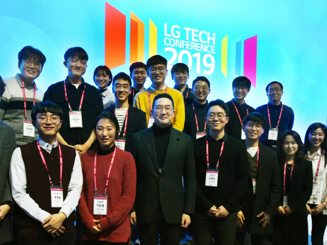 구광모(앞줄 왼쪽 세번째) LG그룹 회장이 지난 13일 서울 강서구 마곡 LG사이언스파크에서 열린 ‘LG 테크 컨퍼런스’에서 국내 이공계 석·박사 과정 R&D 인재들과 기념 촬영을 하고 있다.  /사진제공=LG