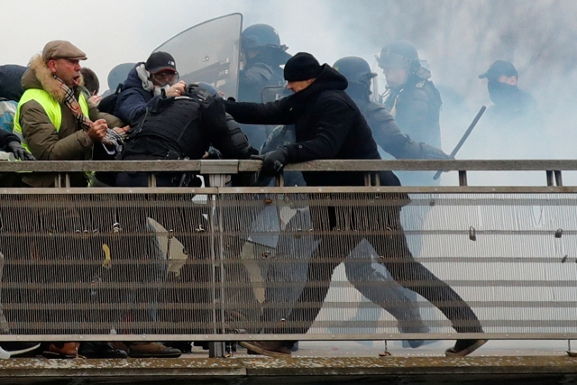 프랑스 파리 노란조끼 시위 모습/로이터연합뉴스